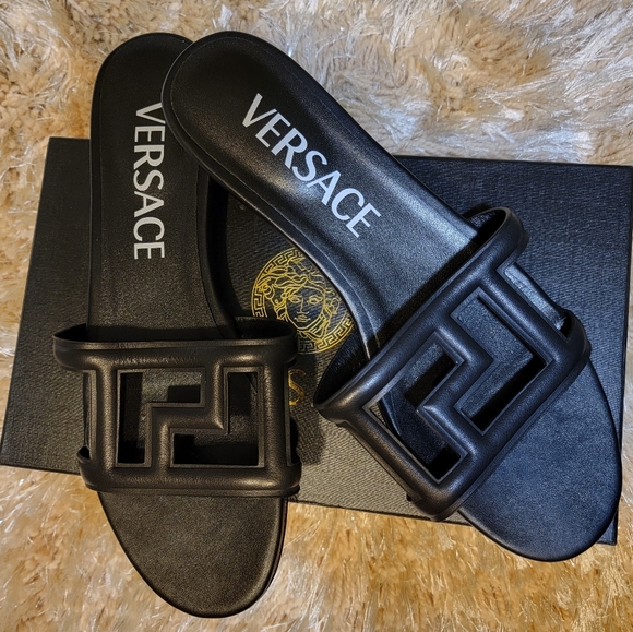 New Versace Greca Cut-Out Leather Slide Sandals - Picture 3 of 6